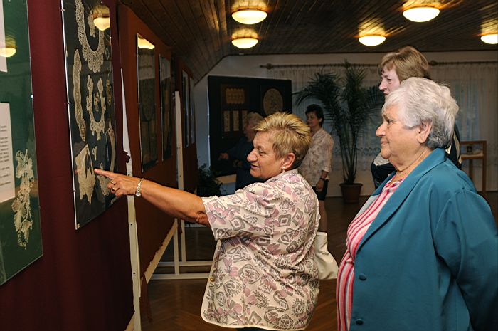 A csipkekészítés fortélyai kiállítás megnyitója 2011. szeptember 30.-án az Ábrahámhegyi Bernáth Aurél galériában