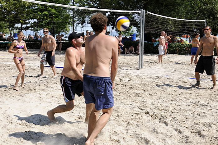 Kosárlabda, strandröplabda, homokfoci, kapura rúgás, ping-pong, lábtenisz bajnokság Ábrahámhegyen 2013. július 27-én a strandon