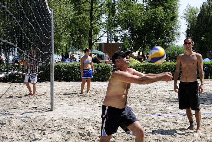 Kosárlabda, strandröplabda, homokfoci, kapura rúgás, ping-pong, lábtenisz bajnokság Ábrahámhegyen 2013. július 27-én a strandon